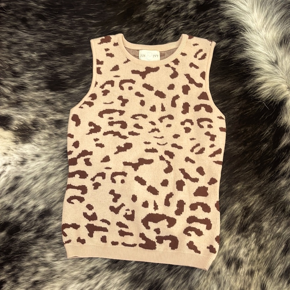 Jun&Ivy XS Francesca’s leopard sweater tank top